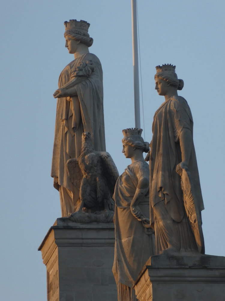 statues-Gare-du-Nord